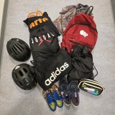 Fahrradhelme , Rucksäcke 