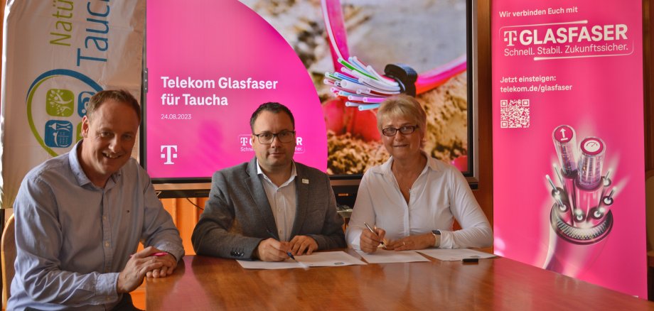 3.600 Glasfaseranschlüsse für Taucha Mitte und Taucha West: Marco Nobiss (Vertragsmanager Technik  - Deutsche Telekom AG), Tobias Meier (Bürgermeister der Stadt Taucha), Beatrice Strangalies (Gebietsmanagerin Glasfaser - Deutsche Telekom AG)