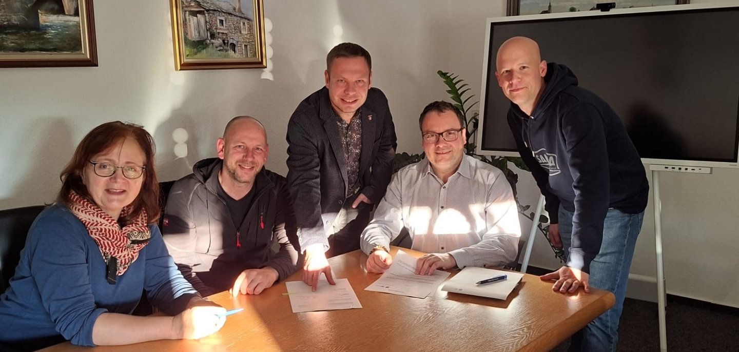Heike Liesaus, Eric Rothe, Kämmerer Marcus Rietig, Bürgermeister Tobias Meier und Jan Dossin bei der Vertragsunterzeichnung