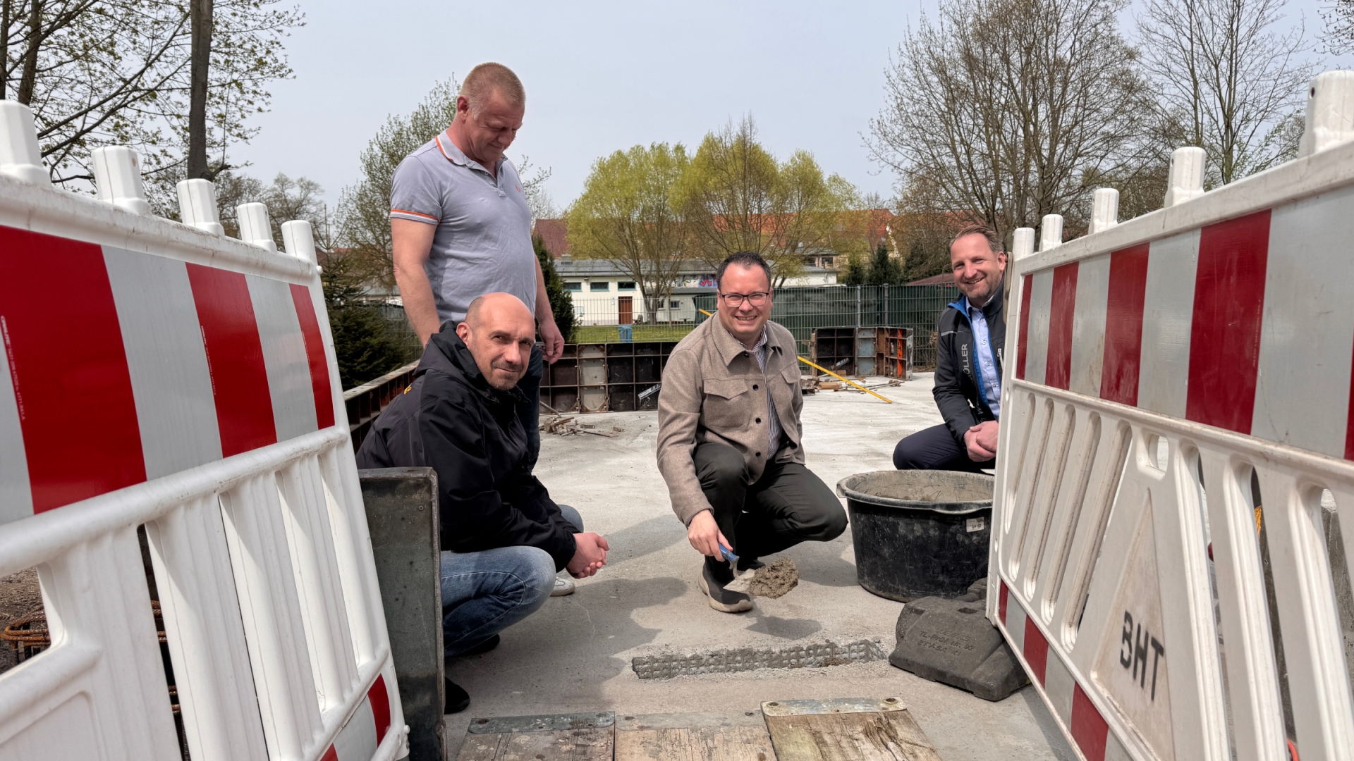 Grundsteinlegung: Einsetzen der Zeitkapsel Grundsteinlegung: Einsetzen der Zeitkapsel