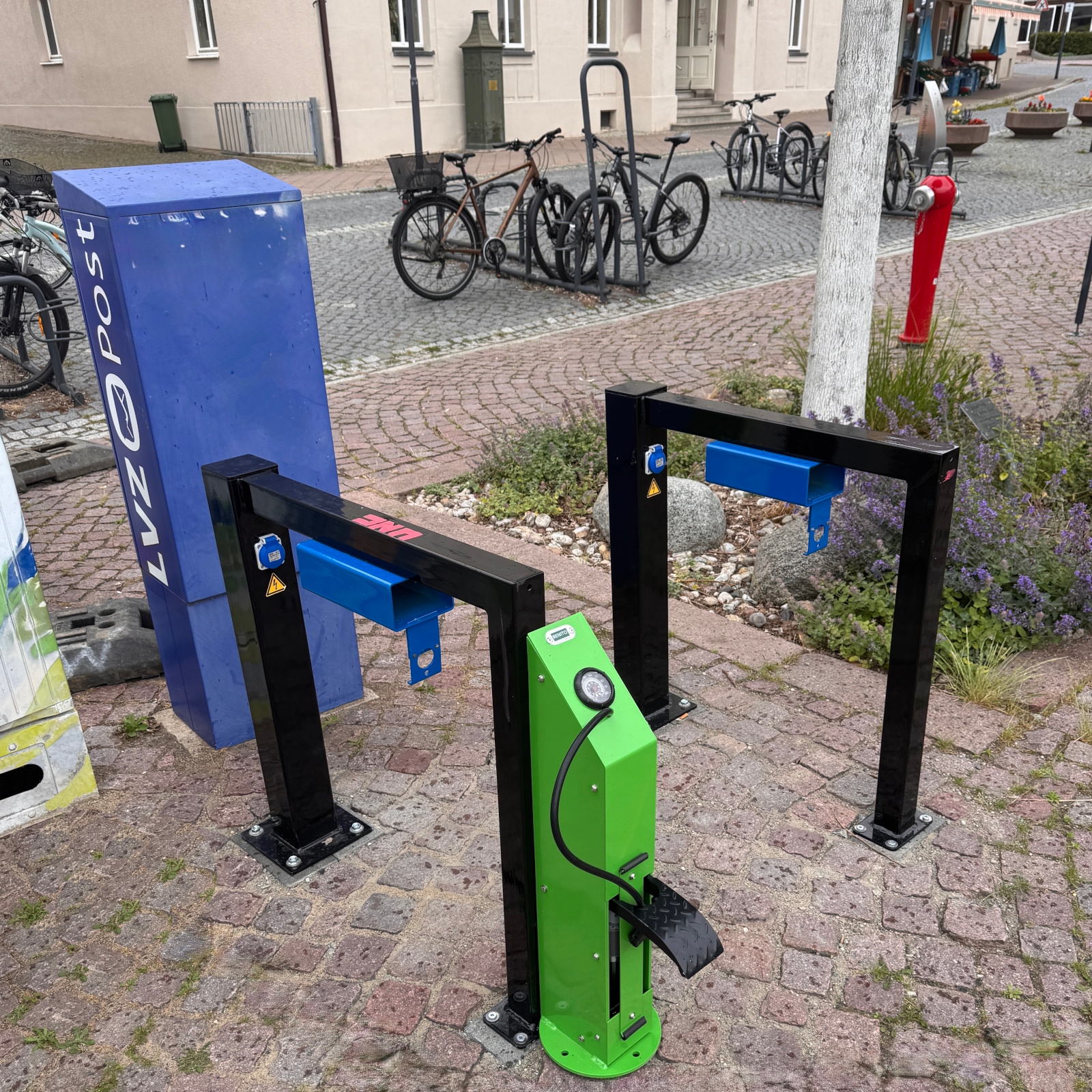 Lade- bzw. Servicestationen Lade- bzw. Servicestationen