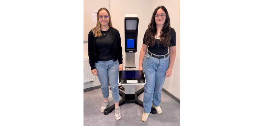 Laura Lebe und Charlotte Hofmann vom Einwohnermeldeamt mit neuem Foto-Terminal für digitale Passbilder