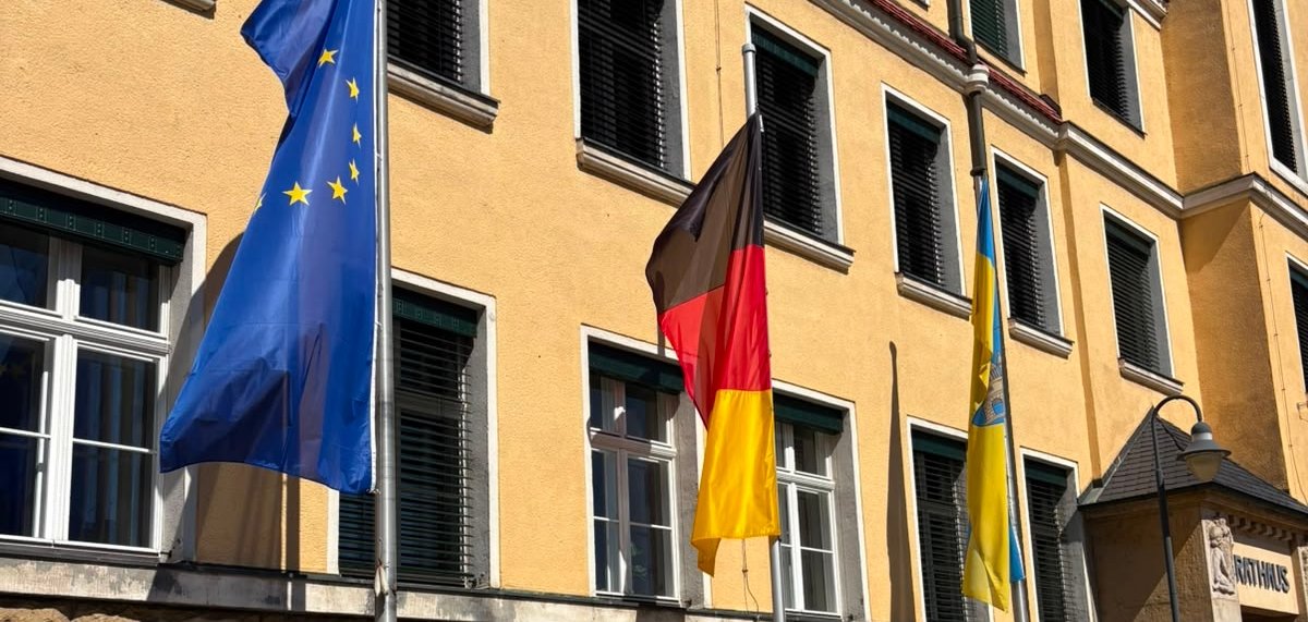Dritter Flaggenmast am Tauchaer Rathaus steht Dritter Flaggenmast am Tauchaer Rathaus steht