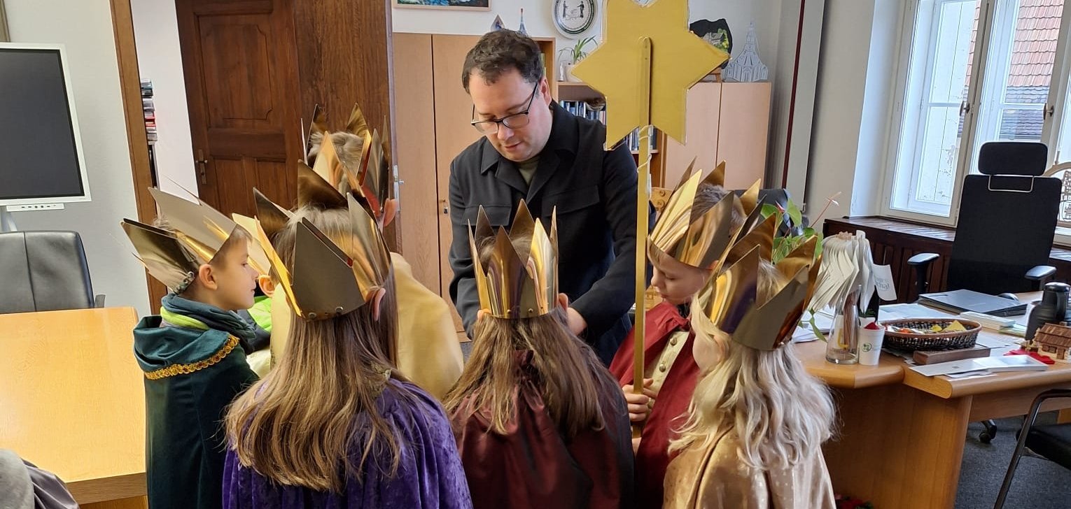 Sternsinger der katholischen Ortsgemeinde „St. Anna“ im Rathaus