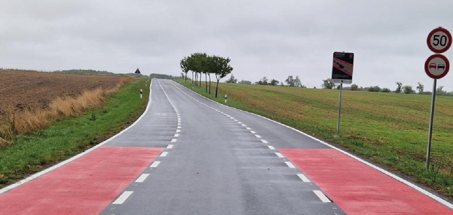 Verkehrsversuch Seegeritz - Merkwitz: Fahrradschutzstreifen Verkehrsversuch Seegeritz - Merkwitz: Fahrradschutzstreifen