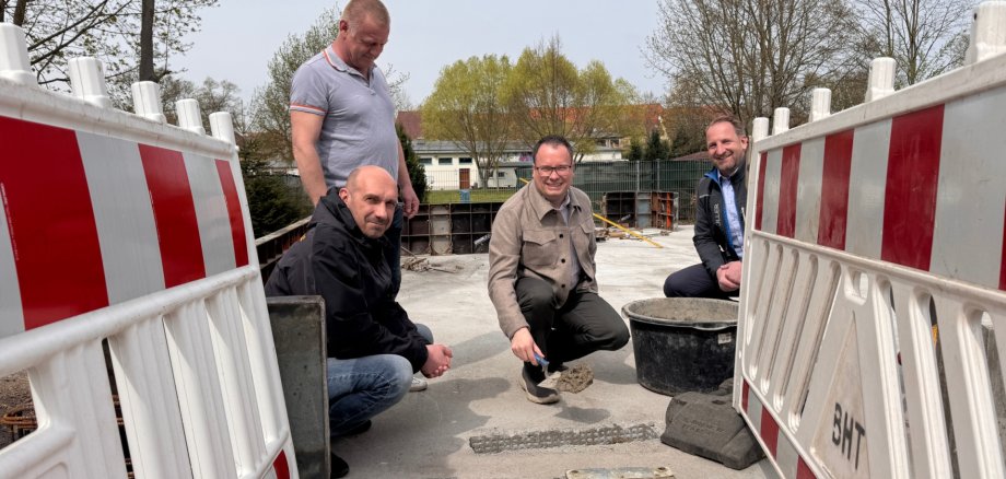 Grundsteinlegung: Einsetzen der Zeitkapsel