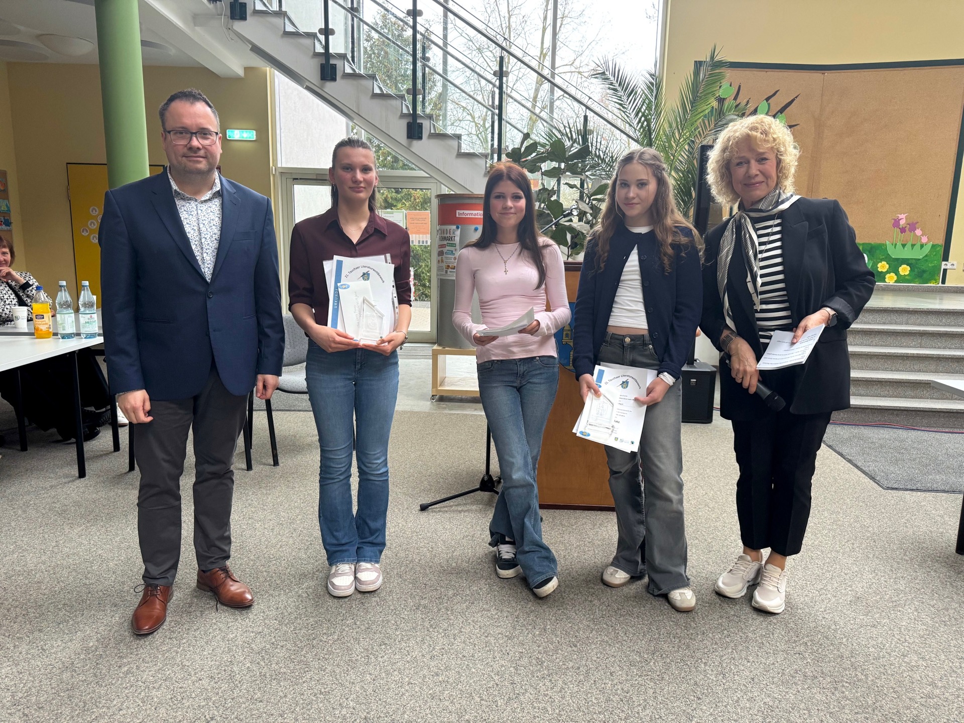 Tobias Meier mit Lacey Fischer, Lena Eck, Maya Bigott und Kerstin Twarog Tobias Meier mit Lacey Fischer, Lena Eck, Maya Bigott und Kerstin Twarog