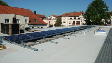 Installation der PV-Anlage auf dem Dach der Regenbogenschule Installation der PV-Anlage auf dem Dach der Regenbogenschule